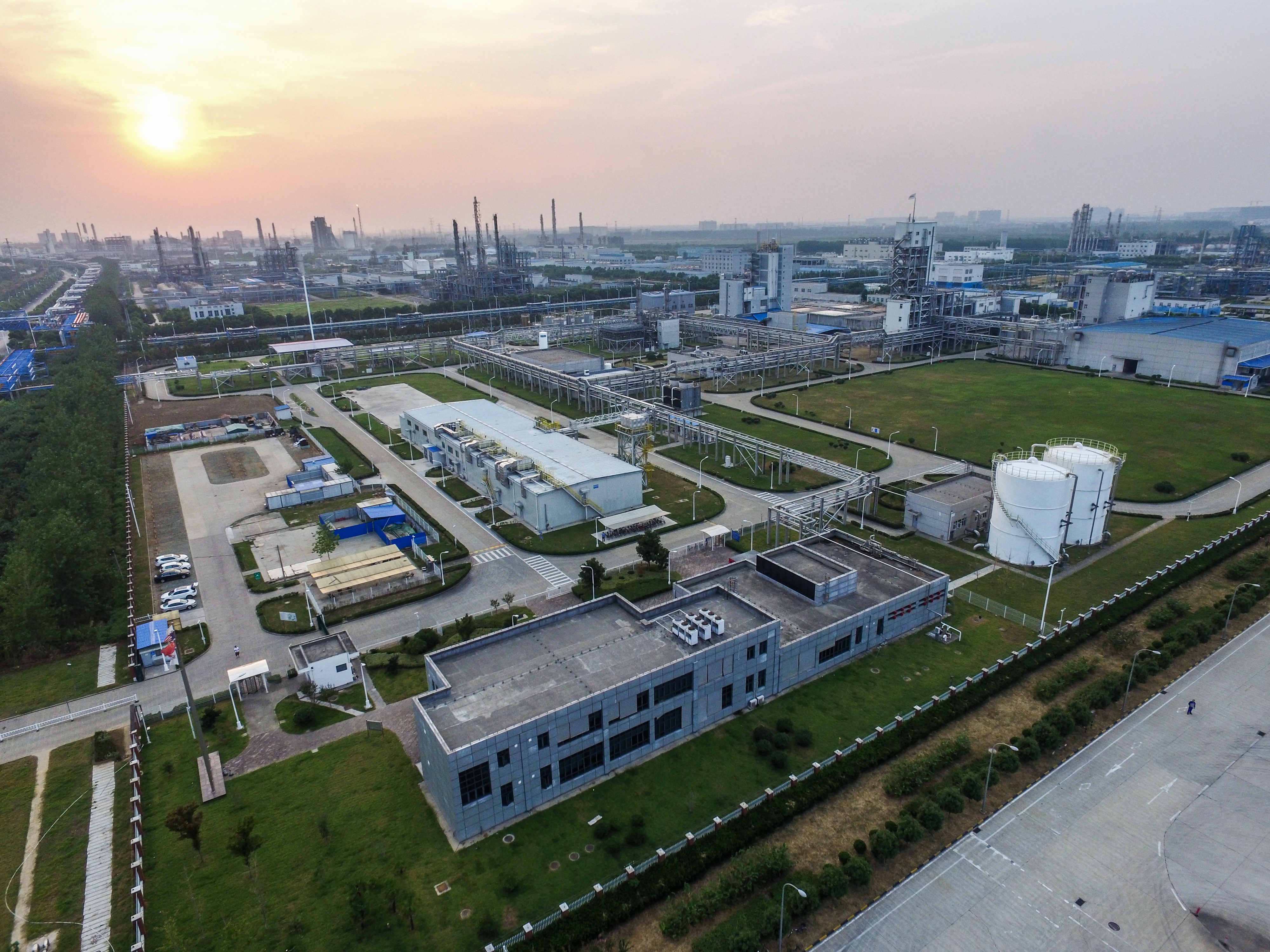 化工产业生产基地的规划与运营