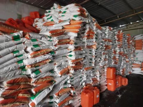 西安铁道上私建仓库堆存危化品，城管部门迅速行动依法拆除